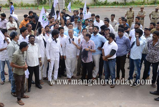 NRSS portray black flag against Sadananda Gowda and Veerappa Moily 1